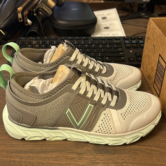 VIONIC Captivate in Charcoal - Picture 4 of 4